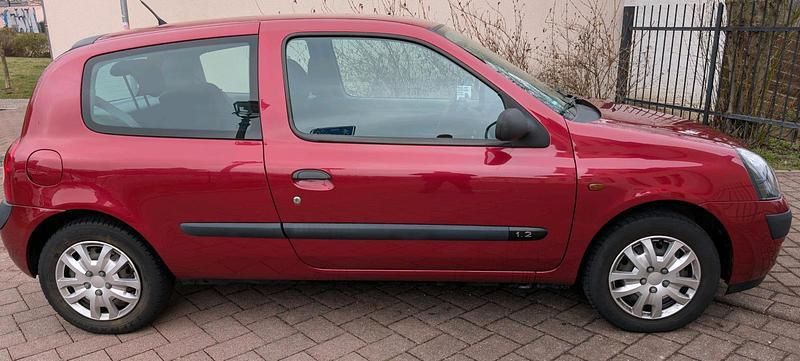 Gebraucht Renault Clio II 58 PS (42 kW) 2002 Rot Kleinwagen