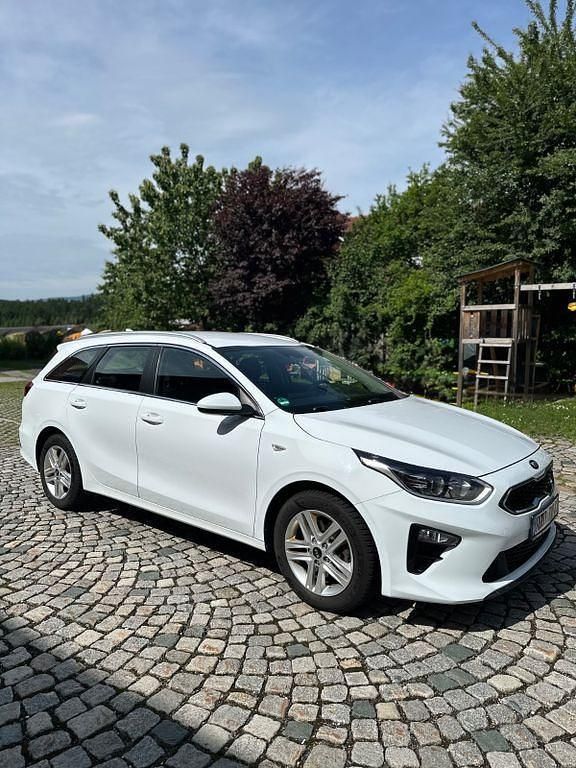 Weiß Gebraucht 2020 Kia Ceed Sportswagon Spirit Kombi | 14.200 € (Guter Preis) - Bild 1/4
