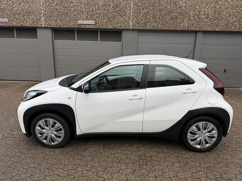 Weiß Gebraucht 2024 Toyota Aygo Business Edition Kleinwagen | 13.990 € (Fairer Preis) - Bild 1/4