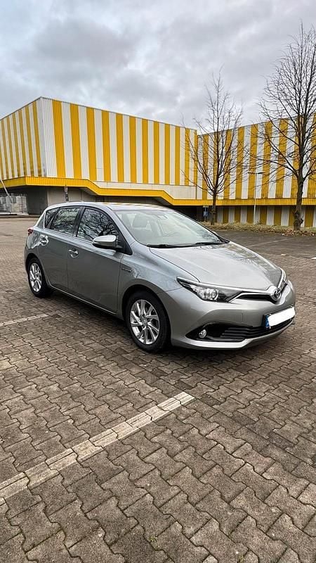 Grau Gebraucht 2016 Toyota Auris Hybrid Limousine | 10.700 € (Fairer Preis) - Bild 1/4