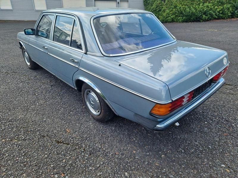 Gebraucht Mercedes 200 109 PS (80 kW) 1983 930 silberblau Limousine