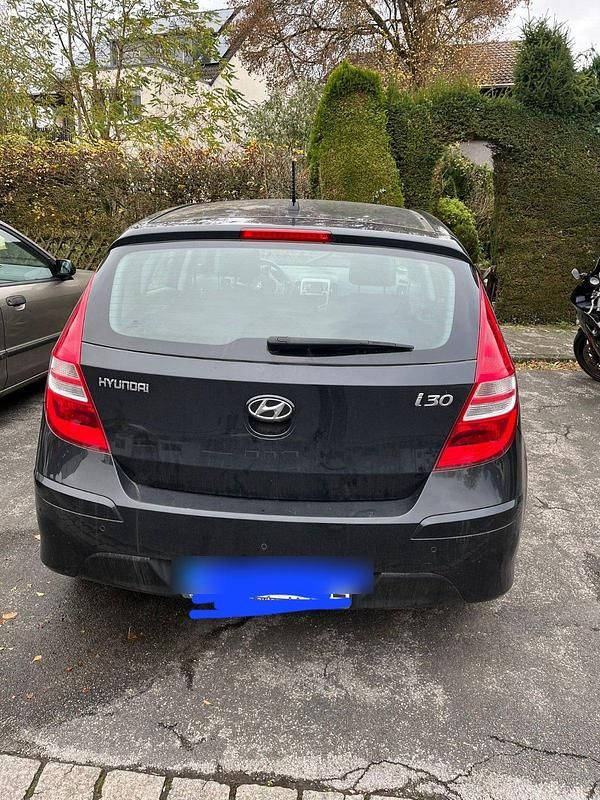 Schwarz Gebraucht 2011 Hyundai i30 Limousine | 4.000 € (Guter Preis) - Bild 1/4