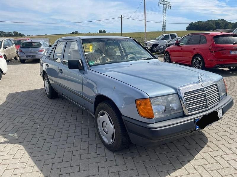 Gebraucht Mercedes E230 136 PS (100 kW) 1986 Blau Limousine
