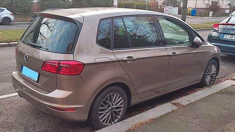 Gelb Gebraucht 2016 VW Golf Sportsvan Comfortline Van / Kleinbus | 14.950 € (Teuer) - Bild 1/4