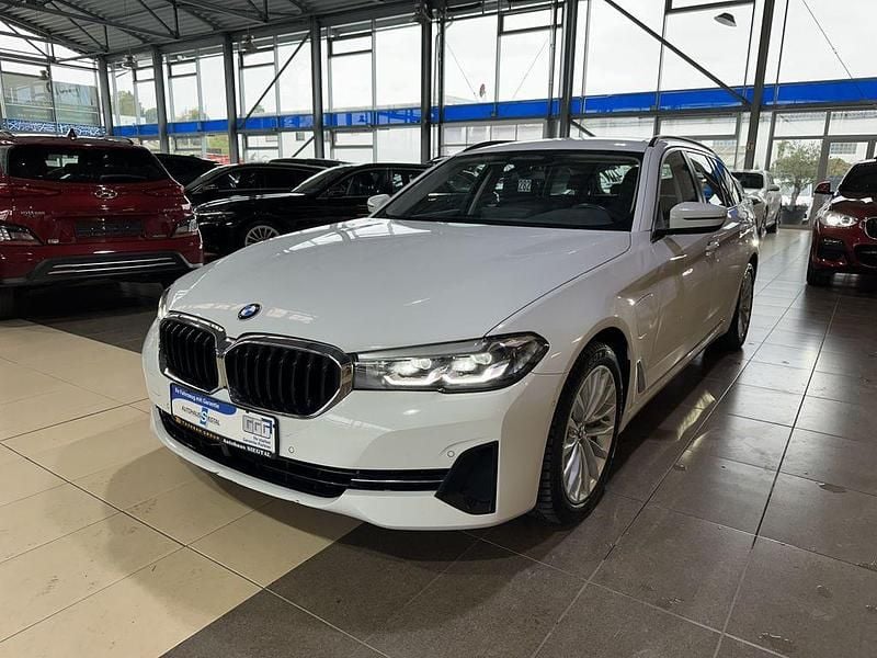 Alpinweiss iii Gebraucht 2021 BMW 530e Sport Line Kombi | 26.850 € (Superpreis) - Bild 1/4