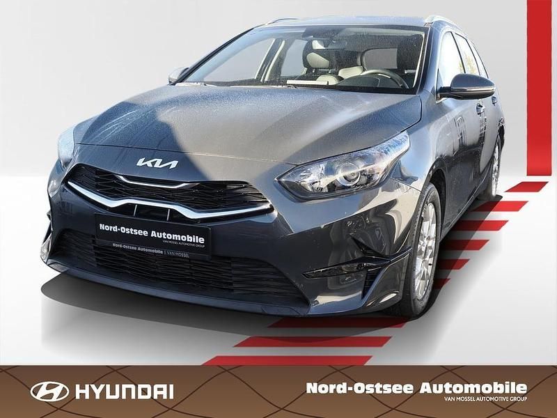 Grau Gebraucht 2023 Kia Ceed Limousine | 18.490 € (Guter Preis) - Bild 1/4