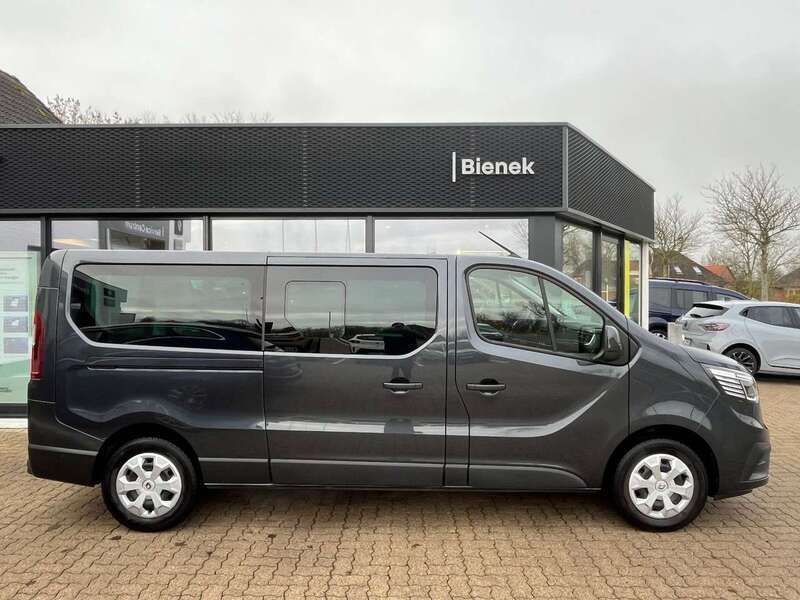 Gebraucht Renault Trafic Life 150 PS (110 kW) 2023 Kometengrau Van / Kleinbus