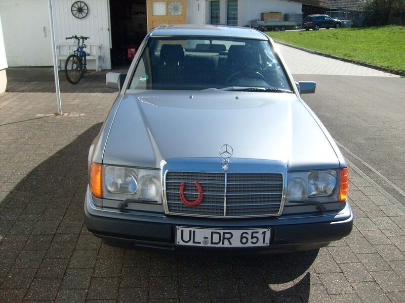 Grau Gebraucht 1990 Mercedes E230 Limousine | 2.450 € - Bild 1/4