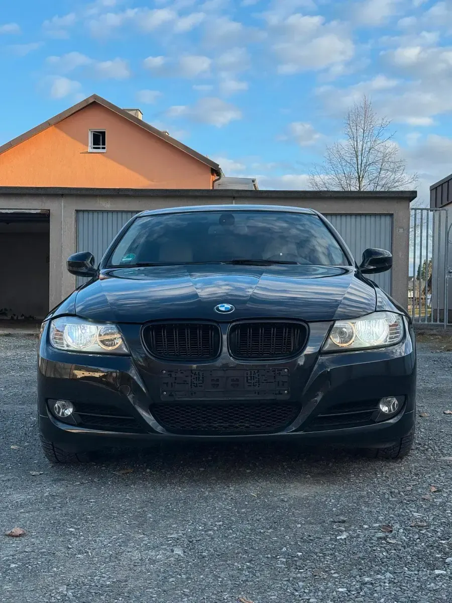 Gebraucht BMW 318 143 PS (105 kW) 2011 Schwarz Limousine