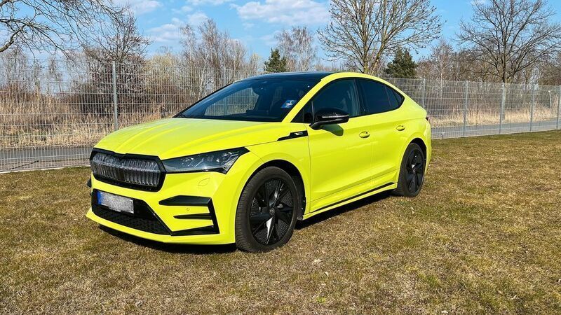 Grün Gebraucht 2023 Skoda Enyaq iV RS SUV | 42.490 € (Guter Preis) - Bild 1/4