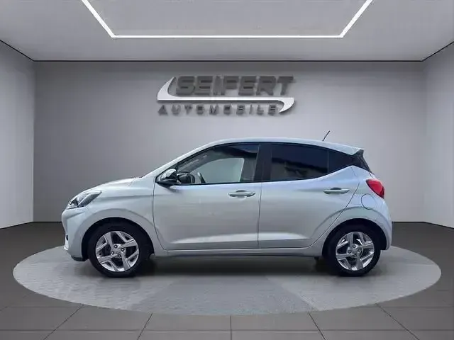 Gebraucht Hyundai i10 GO! 67 PS (49 kW) 2023 Sleek silver / met Kleinwagen