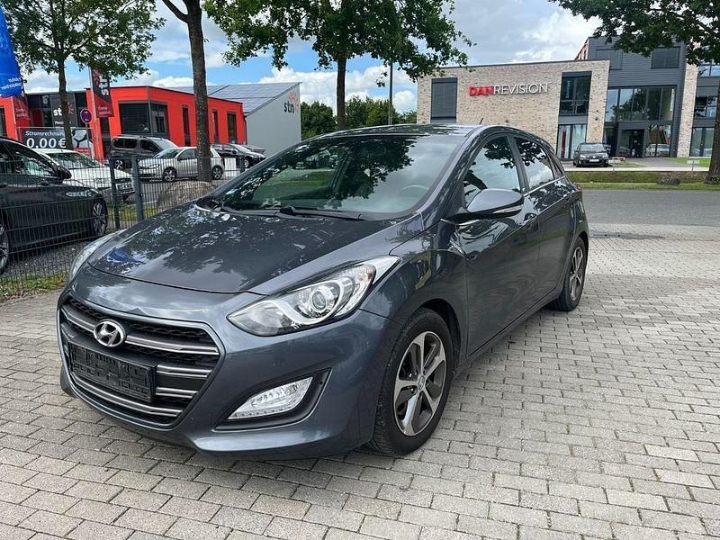 Grau Gebraucht 2016 Hyundai i30 Passion Limousine | 6.990 € (Guter Preis) - Bild 1/4