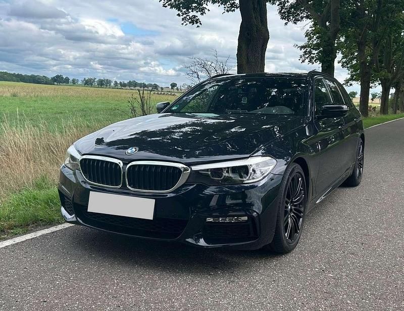 Schwarz Gebraucht 2018 BMW 520 M Sport Kombi | 23.900 € (Fairer Preis) - Bild 1/4