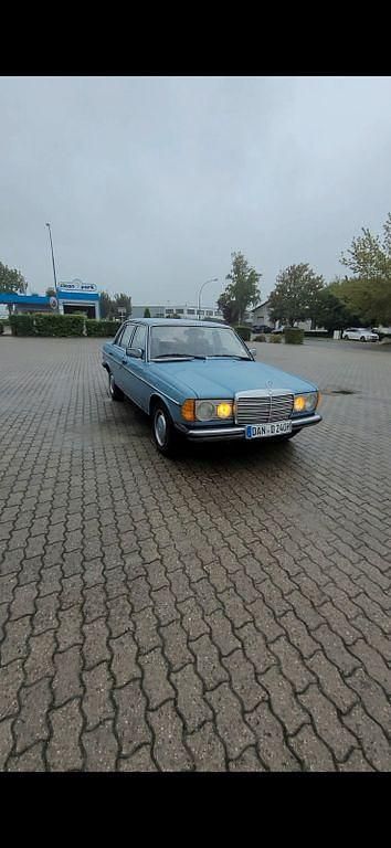 Second-hand Mercedes 200 60 CP (44 kW) 1982 Albastru Berlinǎ