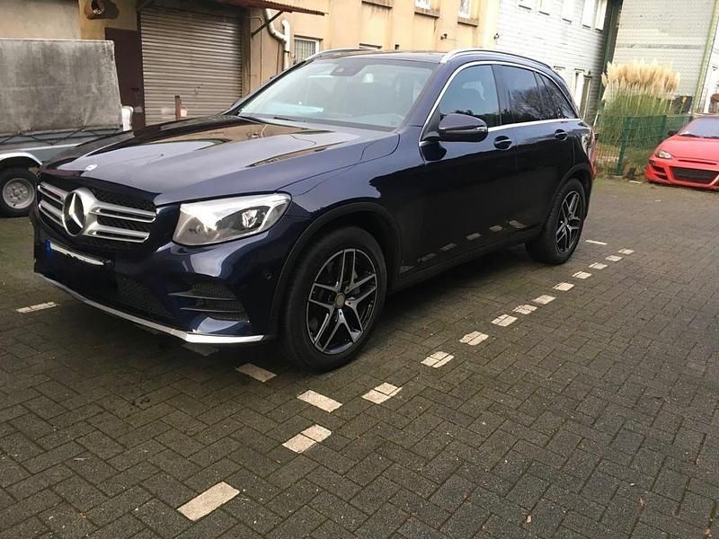 Blau Gebraucht 2016 Mercedes GLC220 AMG line SUV | 25.300 € (Fairer Preis) - Bild 1/4