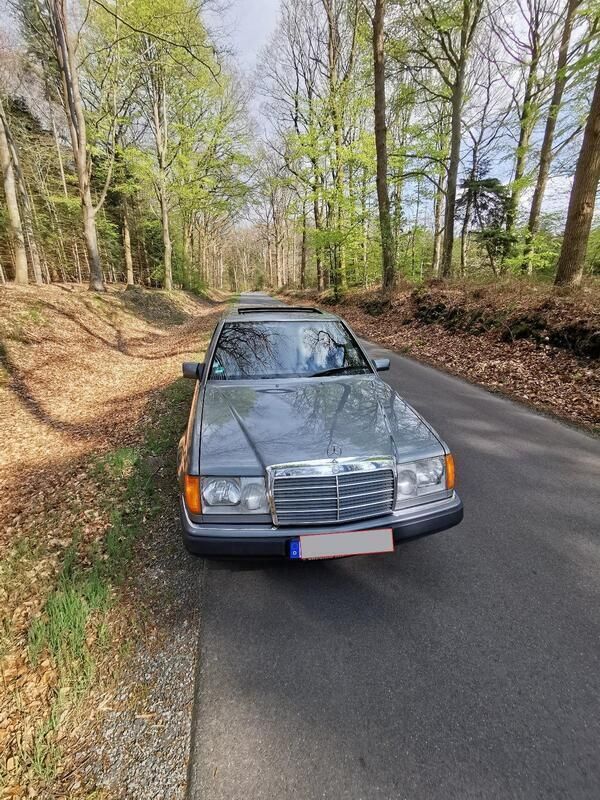 Grau Gebraucht 1990 Mercedes E230 Limousine | 6.250 € - Bild 1/4