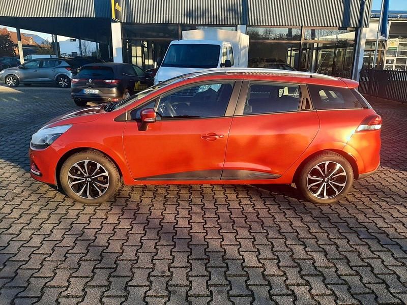 Rot Gebraucht 2019 Renault Clio GrandTour Business Kombi | 11.750 € (Etwas zu teuer) - Bild 1/4