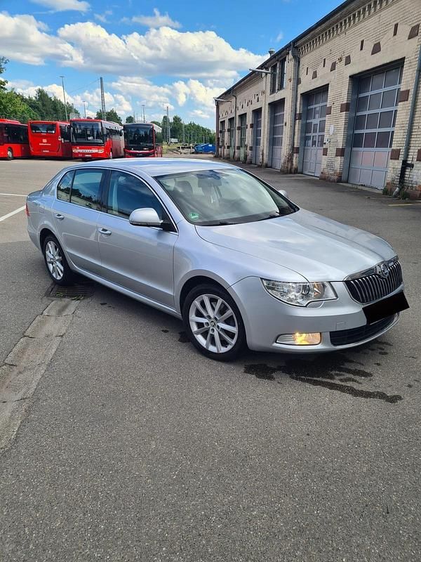Silber Gebraucht 2013 Skoda Superb Limousine | 7.999 € (Fairer Preis) - Bild 1/4