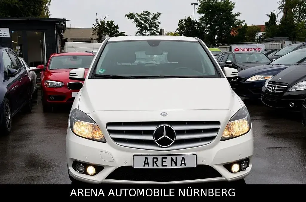 Gebraucht Mercedes B180 109 PS (80 kW) 2013 Weiß Kleinwagen