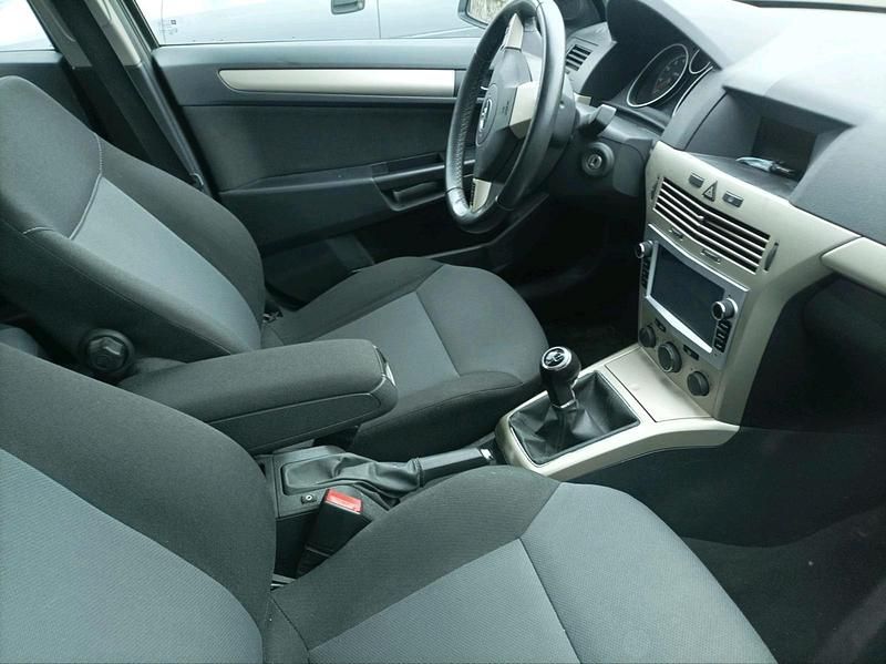 Second-hand Opel Astra 95 CP (69 kW) 2008 Argintiu Hatchback
