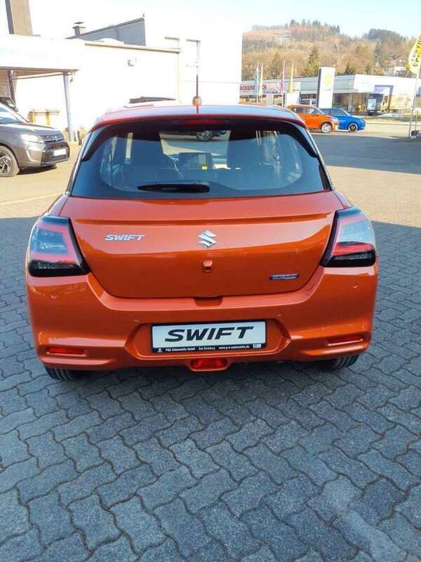 Gebraucht Suzuki Swift Club 83 PS (61 kW) 2025 Flame orange pearl metallic Kleinwagen