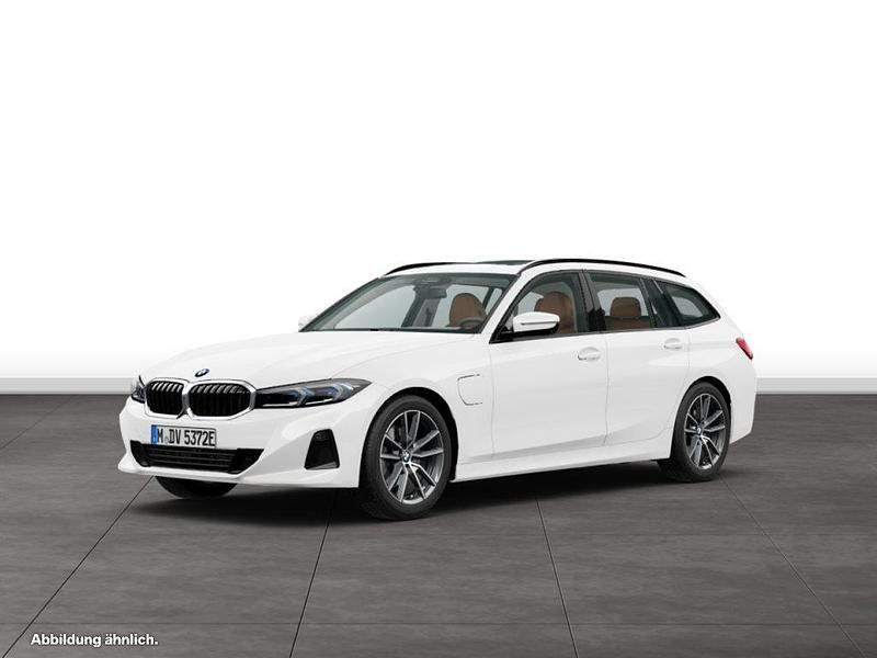 Weiß Gebraucht 2024 BMW 330e Kombi | 50.913 € - Bild 1/4