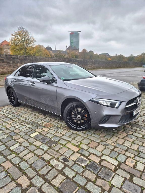 Grau Gebraucht 2020 Mercedes A200 Limousine | 24.900 € (Fairer Preis) - Bild 1/4