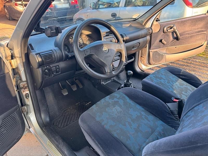 Second-hand Opel Corsa 65 CP (47 kW) 2000 Argintiu Hatchback