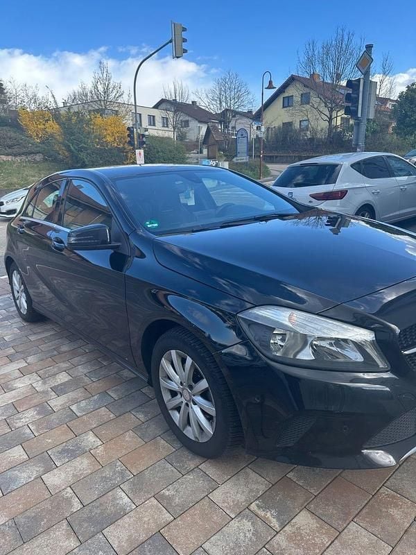 Gebraucht Mercedes A180 109 PS (80 kW) 2015 Schwarz Limousine