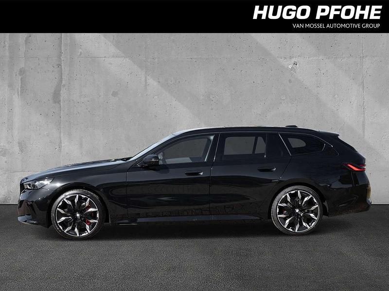 Neu BMW 540 Performance 303 PS (222 kW) 2026 Saphirschwarz metallic Kombi