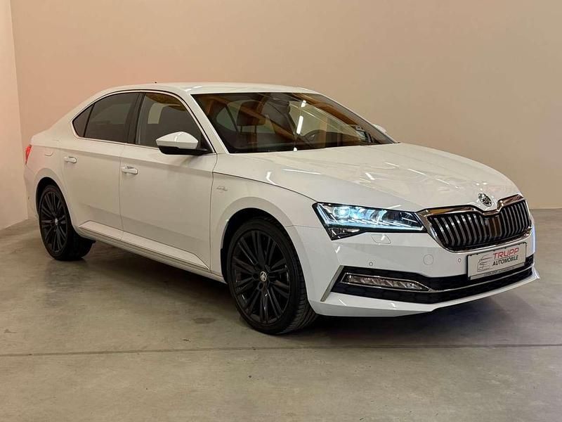 Gebraucht Skoda Superb LAURIN & KLEMENT 200 PS (147 kW) 2023 Weiß Limousine