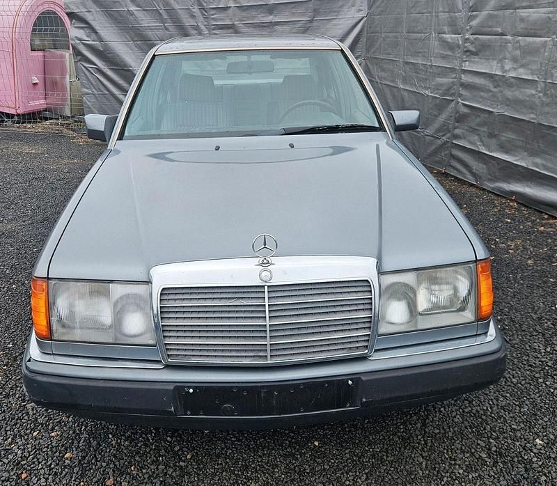 Gebraucht Mercedes 200 120 PS (88 kW) 1992 Blau Limousine