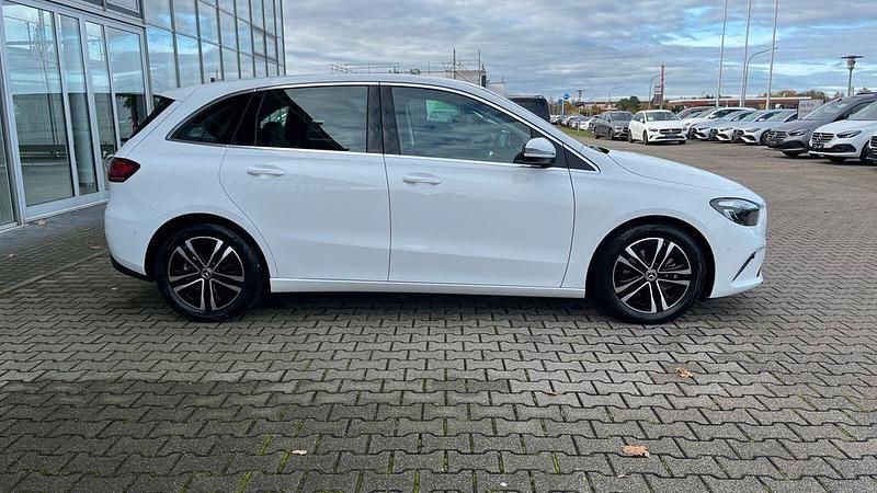 Gebraucht Mercedes B200 Progressive 163 PS (119 kW) 2024 Weiß Van / Kleinbus