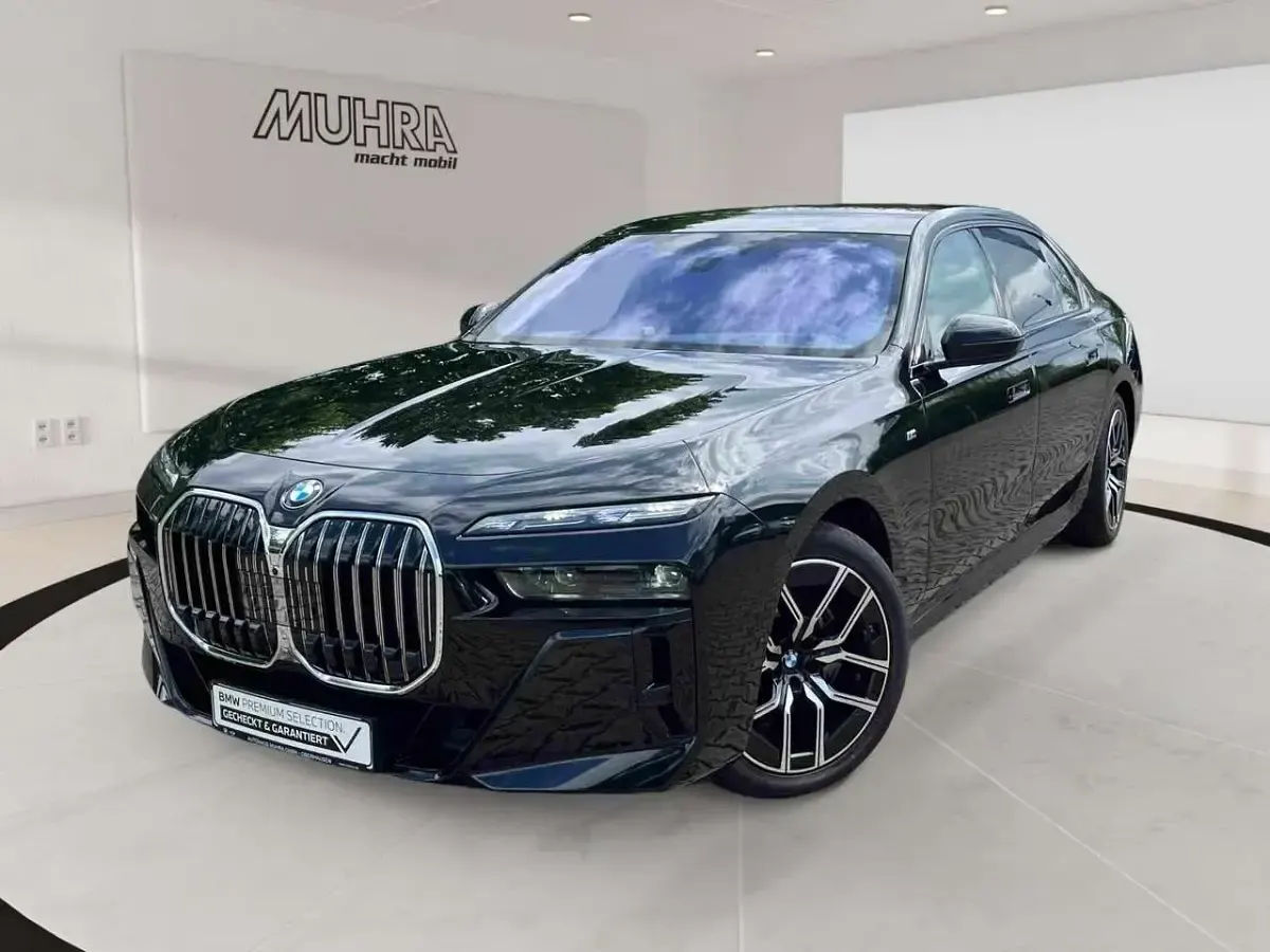 Gebraucht BMW 740 M Sport 299 PS (219 kW) 2025 Black sapphire metallic Limousine