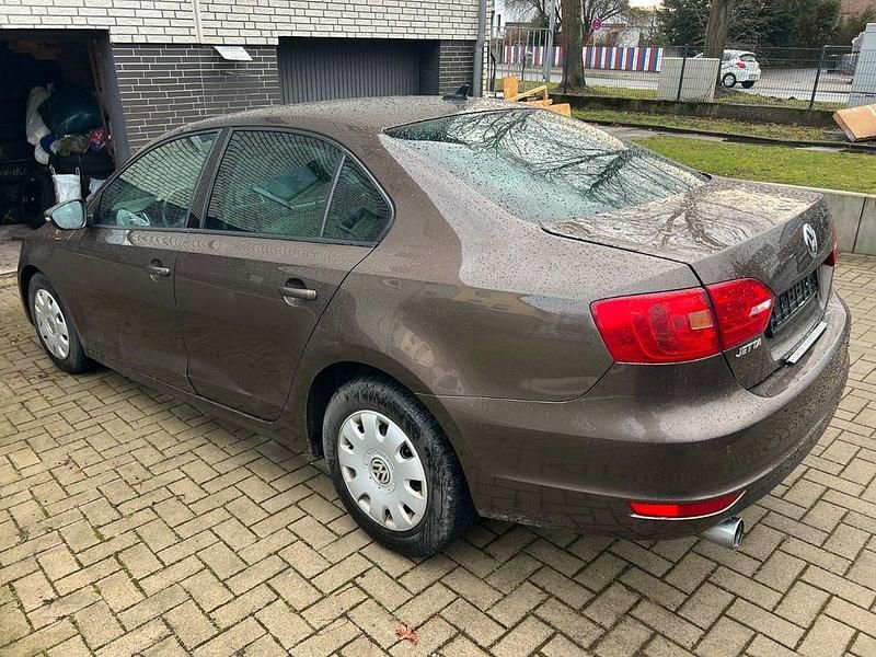 Gebraucht VW Jetta Highline 105 PS (77 kW) 2011 Braun Limousine