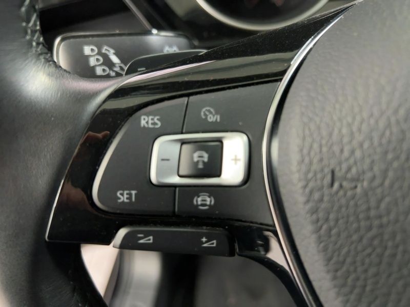 Gebraucht VW Touran Highline 150 PS (110 kW) 2022 Schwarz Van / Kleinbus