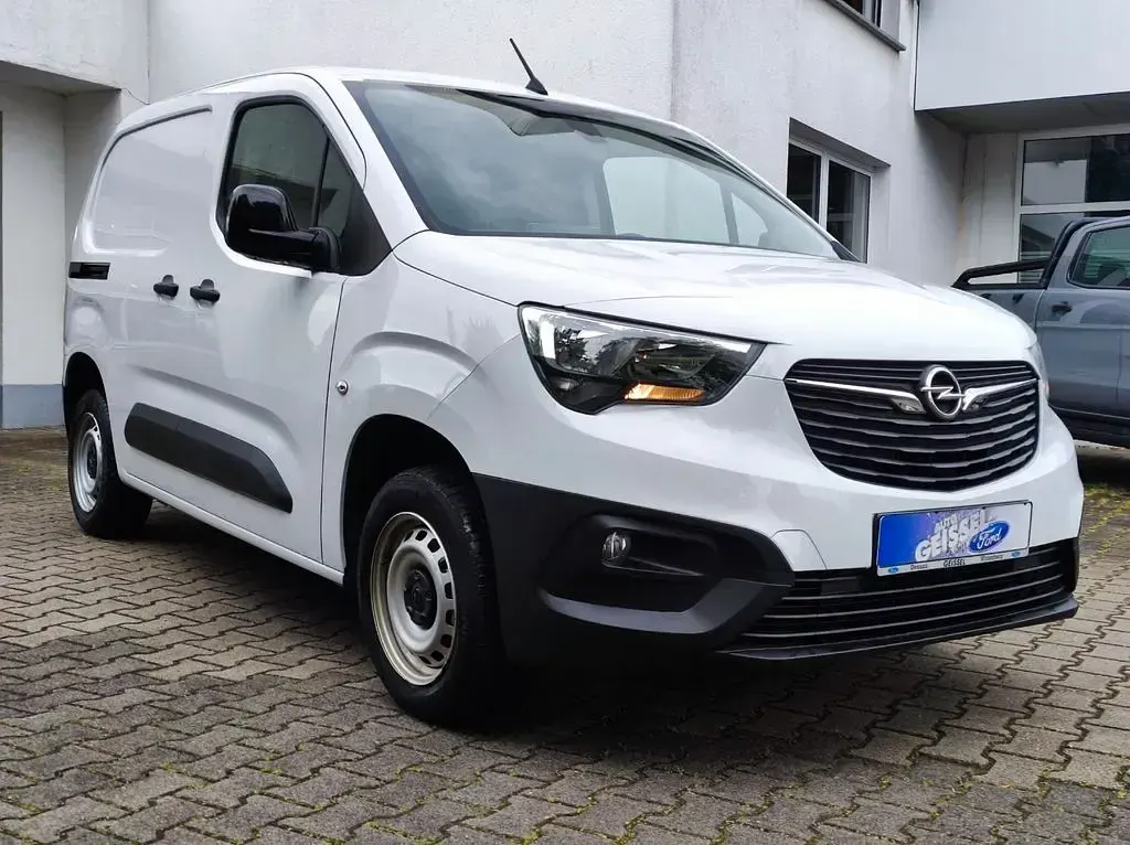 Używany Opel Combo 102 KM (75 kW) 2024 Biały Minivan