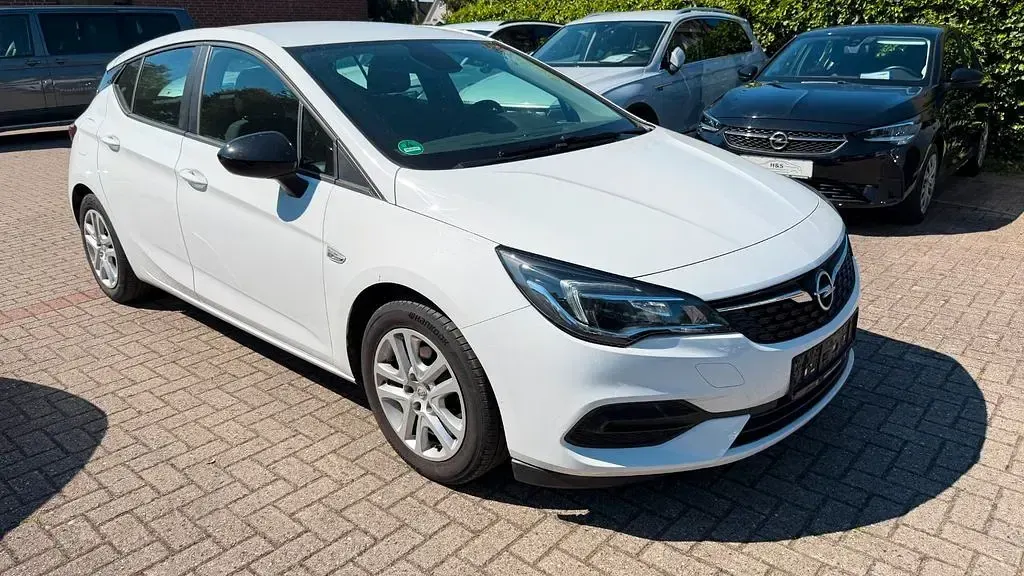 Gebraucht Opel Astra Edition 110 PS (80 kW) 2021 Schneeweiss/summitwhite/arctic Limousine