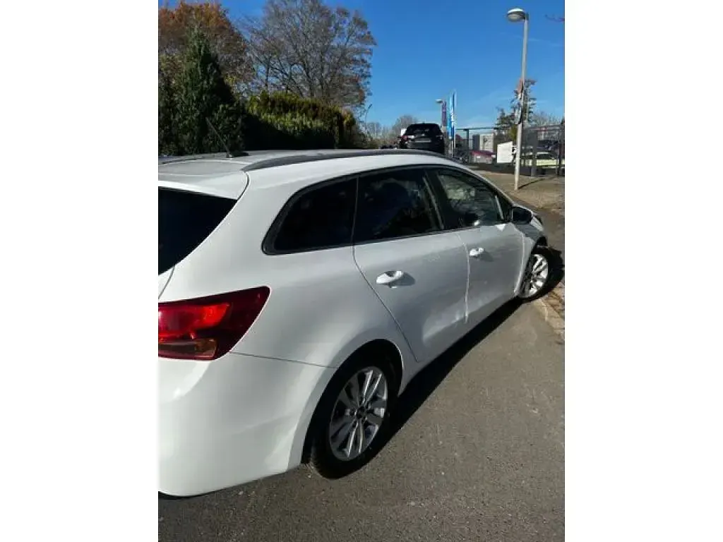 Używany Kia Ceed 101 KM (74 kW) 2016 Biały Hatchback