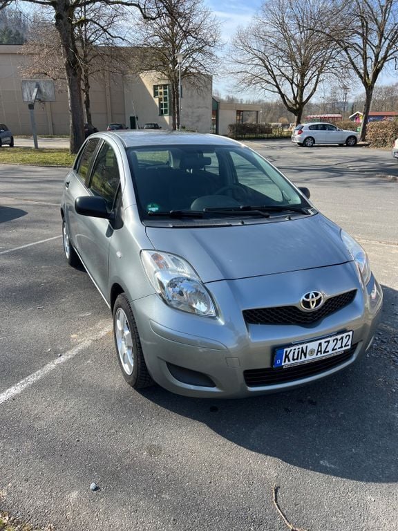 Grau Gebraucht 2009 Toyota Yaris Cool Limousine | 3.850 € (Fairer Preis) - Bild 1/4