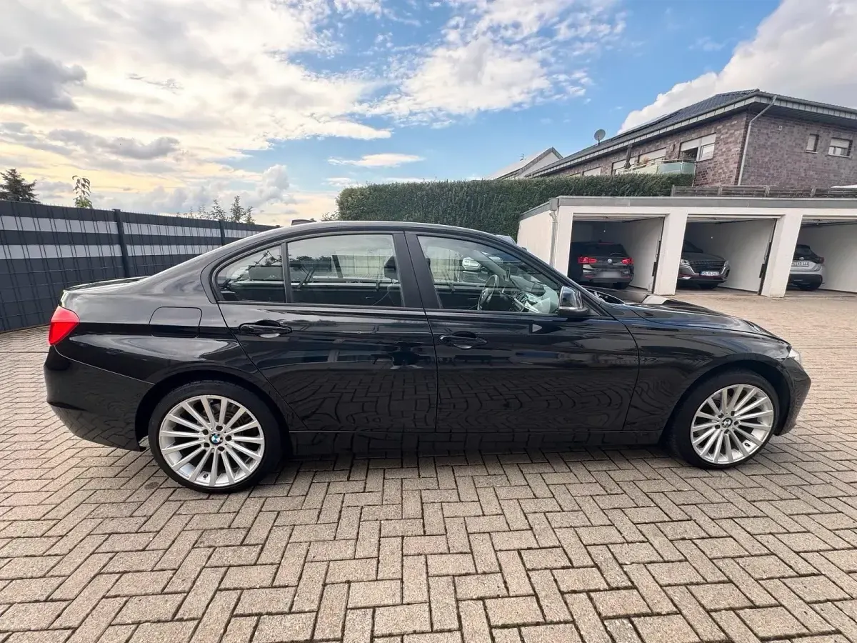Gebraucht BMW 318 143 PS (105 kW) 2012 Schwarz Limousine