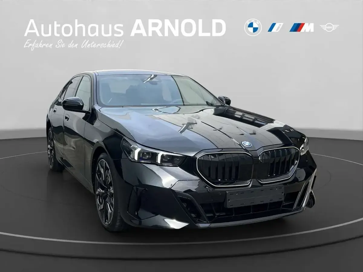 Neu BMW 550e M Sport 489 PS (359 kW) 2026 Black sapphire Limousine