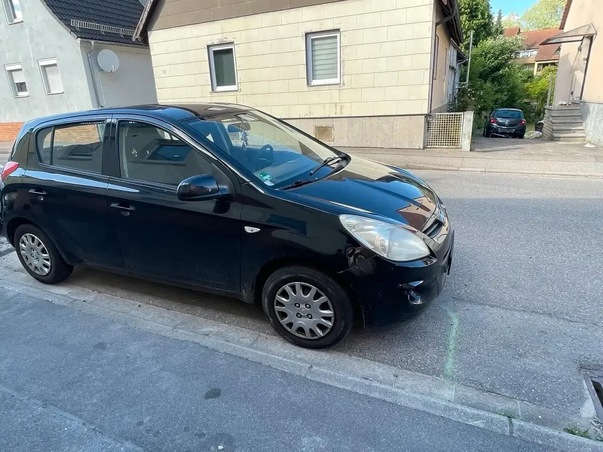 Gebraucht Hyundai i20 77 PS (56 kW) 2010 Schwarz Kleinwagen