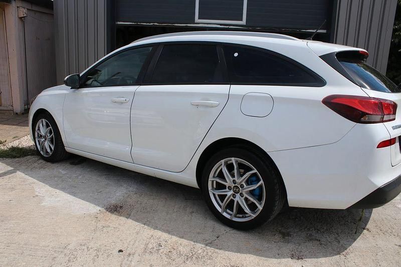 Gebraucht Hyundai i30 Select 110 PS (80 kW) 2018 Weiß Limousine