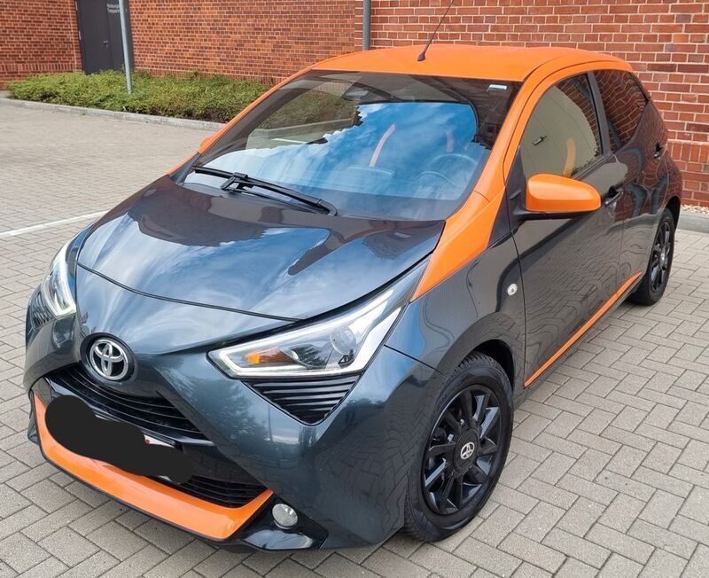 Grau Gebraucht 2021 Toyota Aygo Kleinwagen | 10.500 € (Fairer Preis) - Bild 1/4