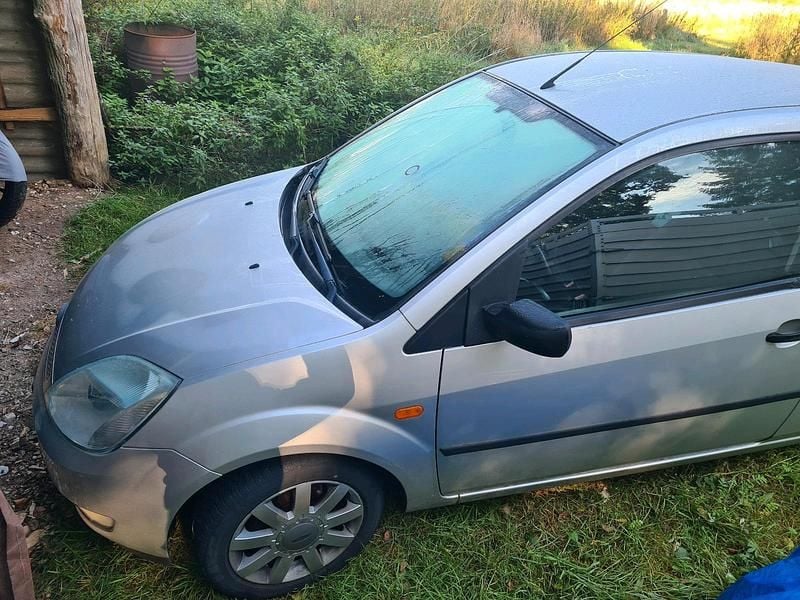 Gebraucht Ford Fiesta 80 PS (58 kW) 2004 Silber Kleinwagen
