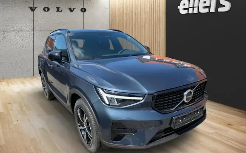 Neu Volvo XC40 Plus 163 PS (119 kW) 2026 Blau SUV