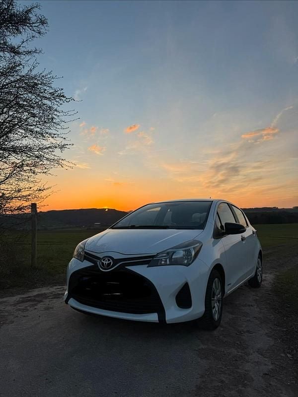 Weiß Gebraucht 2015 Toyota Yaris Kleinwagen | 3.500 € - Bild 1/2