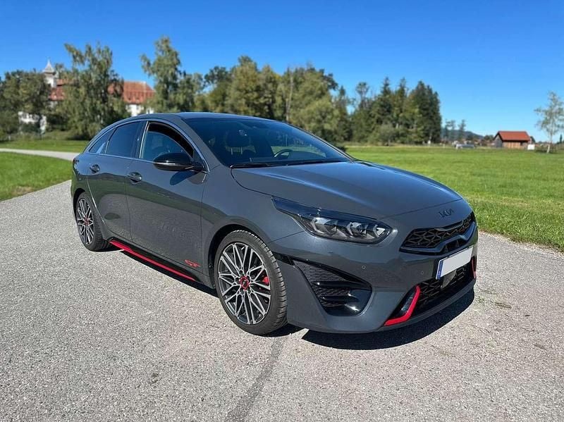 Grau Gebraucht 2023 Kia ProCeed GT Kleinwagen | 29.499 € (Fairer Preis) - Bild 1/4
