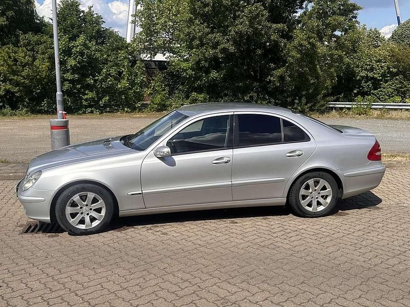 Gebraucht Mercedes E220 Classic 143 PS (105 kW) 2004 Silber Limousine